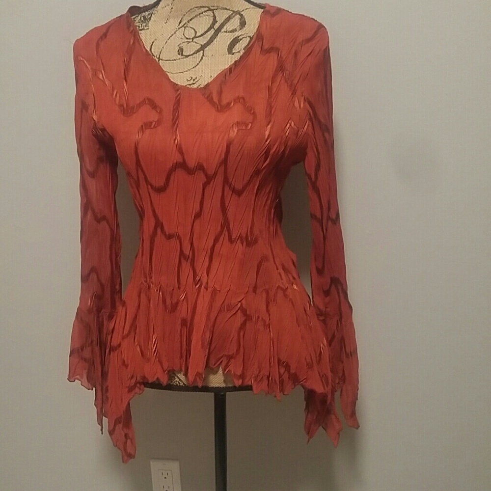 Beautiful top w fun bell sleeve top